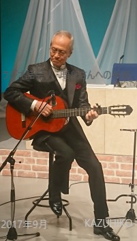 日高晤郎さん　ギター弾き語り姿2
