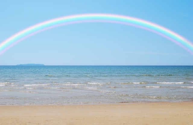 海に架かる虹